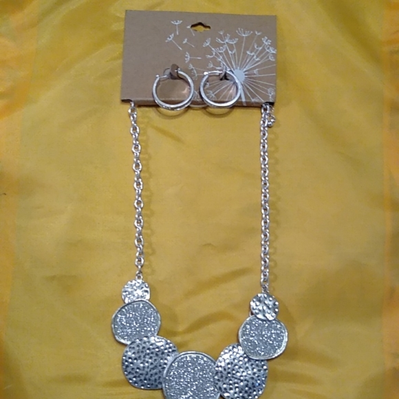 Necklace with matching earrings ***HOST PICK***** - Picture 2 of 3